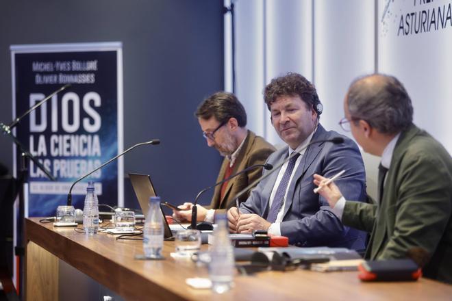 Olivier Bonnassies presenta su libro "Dios. La ciencia. Las pruebas: El albor de una revolución" en el Club Prensa