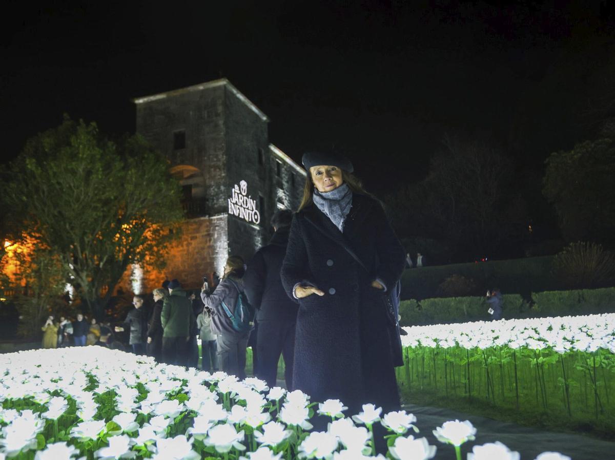 Charo Barca, en el Jardín Infinito instalado en el Pazo de San Lorenzo, en Santiago.