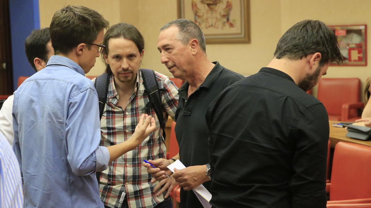 Pablo Iglesias y Joan Baldoví conversan con Íñigo Errejón, en una foto de archivo.