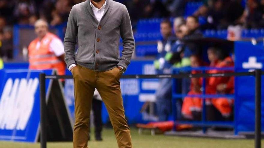 Pablo Machín dirige al Girona desde la banda en un partido disputado en el estadio de Riazor.