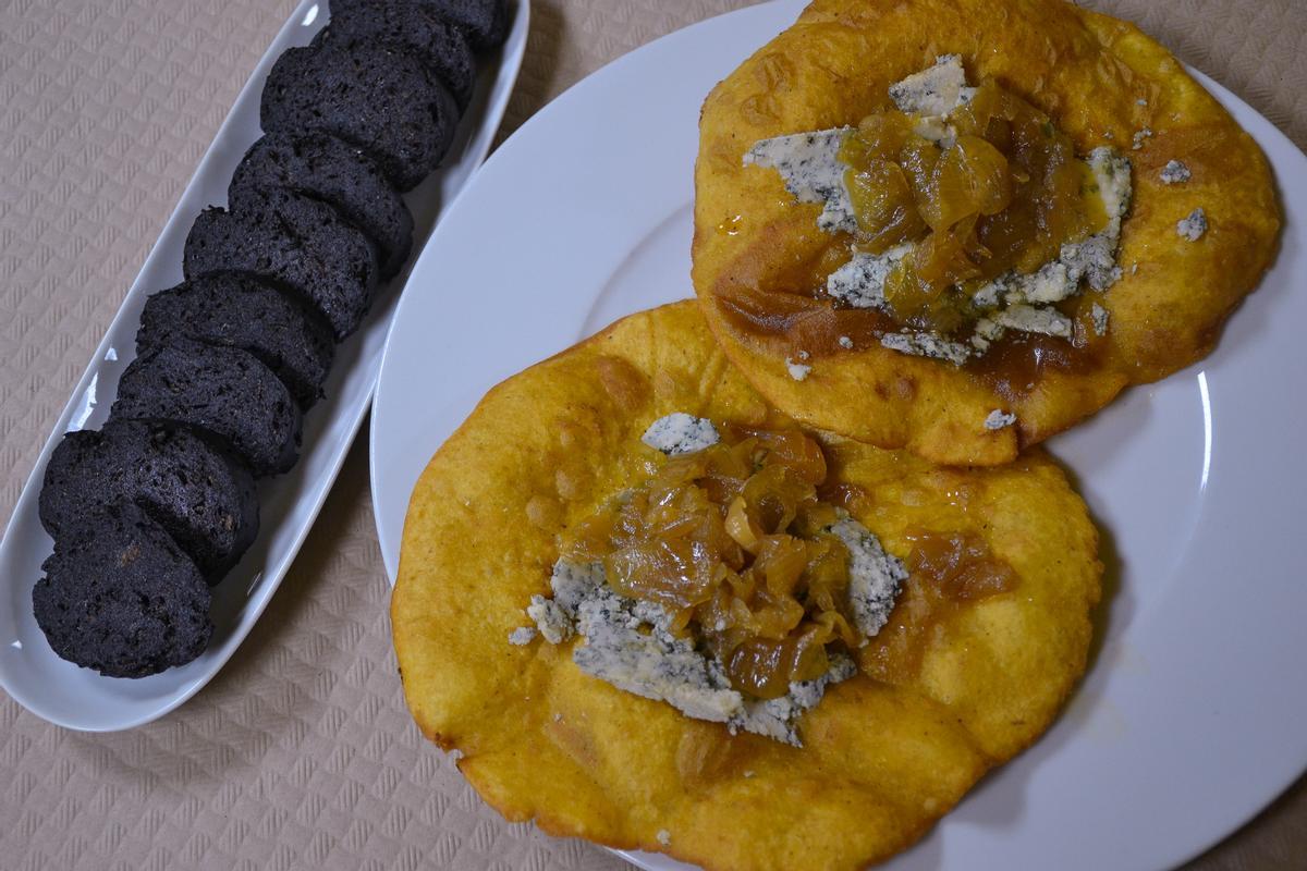 Morcilla frita y tortos con quesu cabrales y cebolla caramelizada.