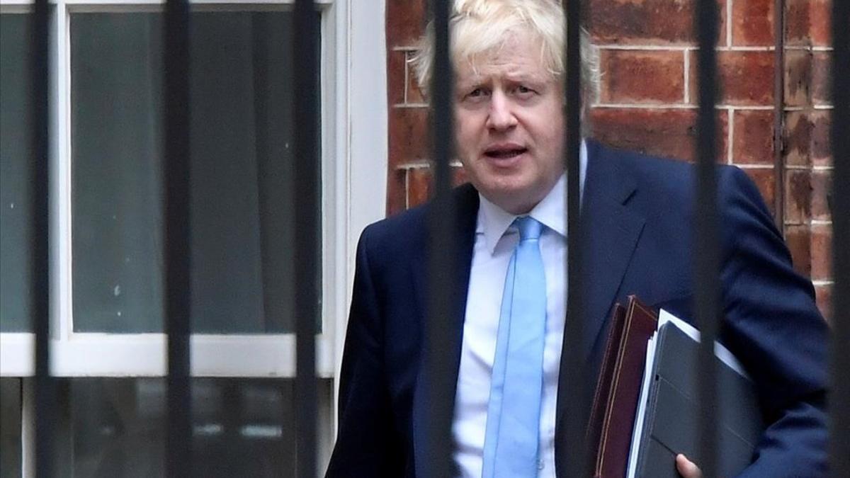 El primer ministro británico, Boris Johnson, saliendo de su residencia, en Downing Street.