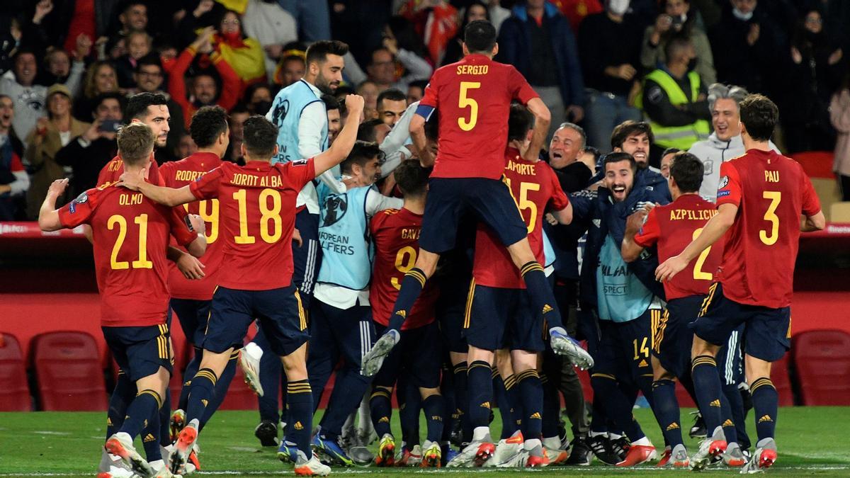 GRAF2680. SEVILLA, 14/11/2021.- Los jugadores de la selección española de fútbol celebran tras marcar ante Suecia, durante el partido de la fase de clasificación del Mundial de Catar 2022 disputado este domingo en el estadio de La Cartuja, en Sevilla. EFE/Raúl Caro