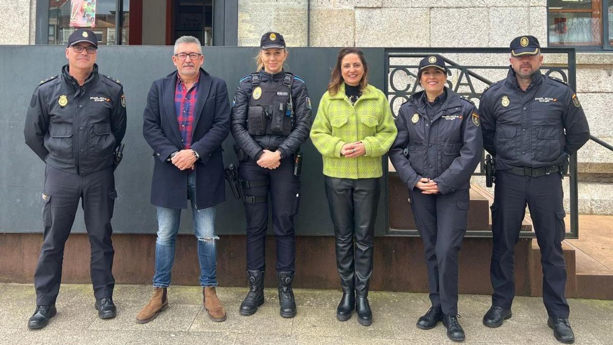 La alcaldesa (centro), con agentes de la Policía Local y Nacional.