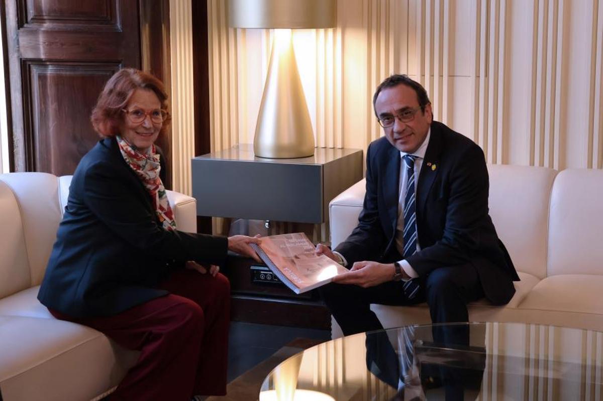 La Síndica de Greuges, Esther Giménez-Salinas, presenta el informe anual de la Síndica de Greuges al presdient del Parlament, Josep Rull.