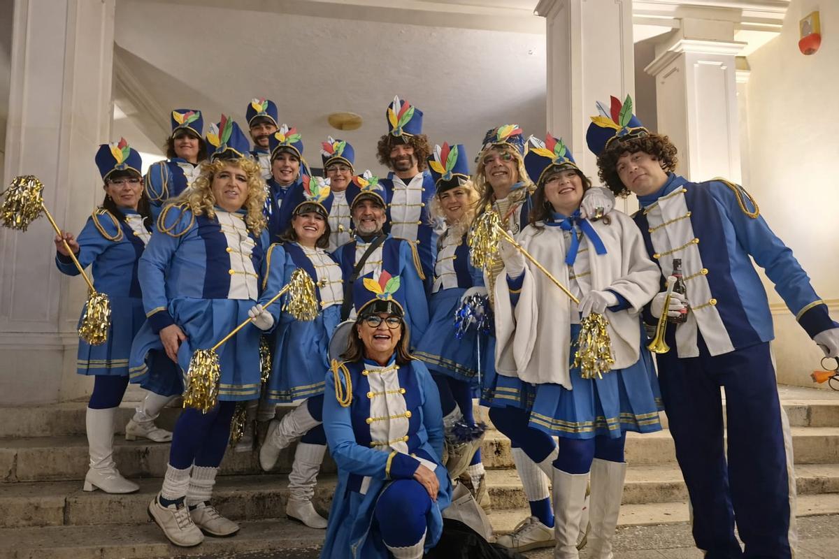 Grupo de amigos disfrazados de Majorettes durante el pasacalle.