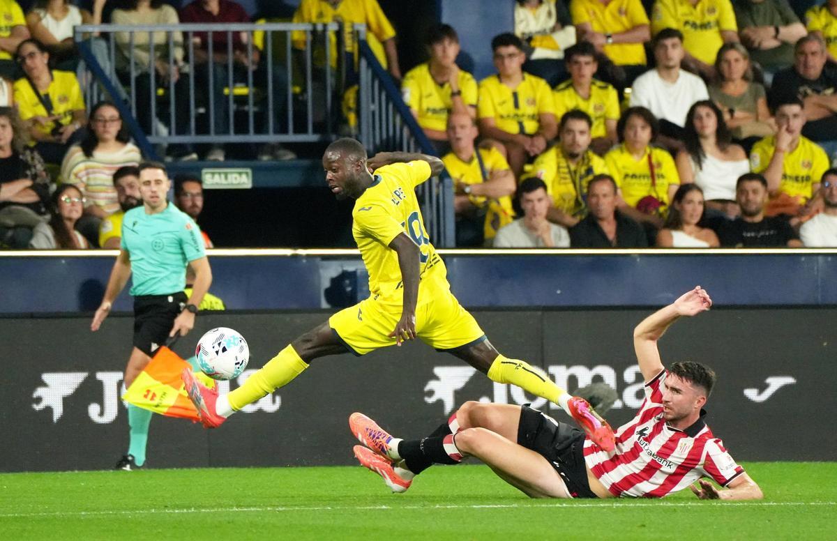 Nico Pepe regateando a Aymeric Laporte en el Villarreal-Athletic Club disputado en La Cerámica.