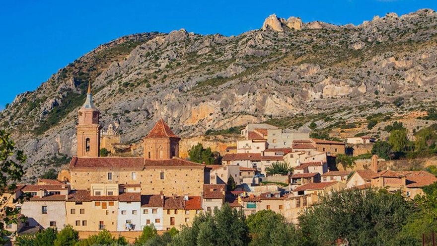 Así es Cuevas de Cañart, el pueblo de Teruel de Guitarricadelafuente que ha sido protagonista en &#039;La Revuelta&#039;
