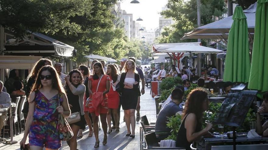 Zonas como la calle Fàbrica esperan desde hace años medidas específicas contra el ruido.