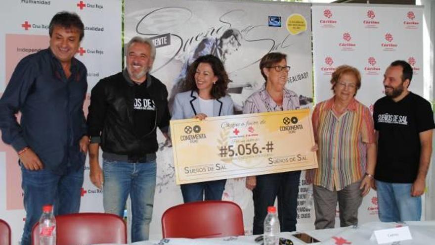 Cruz Roja y Cáritas reciben 5.056 euros con la proyección del documental «Sueños de Sal»