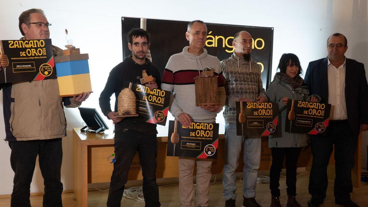 Foto de familia de los cinco finalistas junto al diputado Ángel Sánchez, a la derecha. | J. L. Fernández