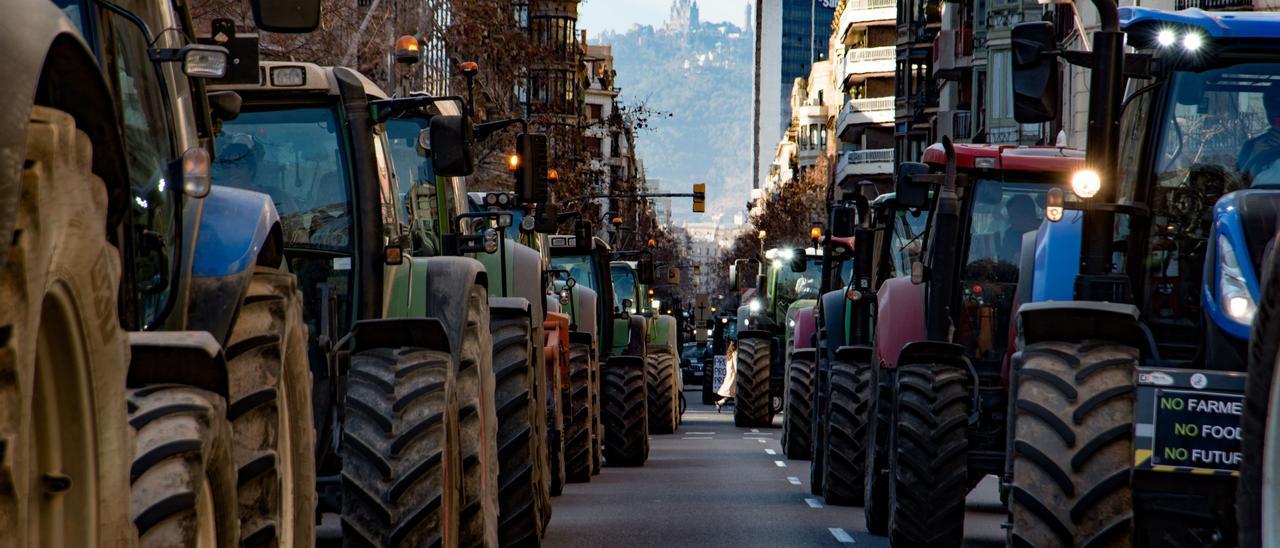 Varios tractores de agricultores en Barcelona