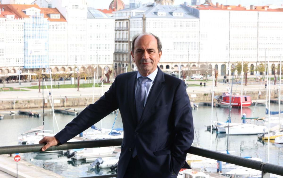 El doctor Venancio Chantada, jefe de Urología del Chuac, ayer, en Palexco. |  Iago López