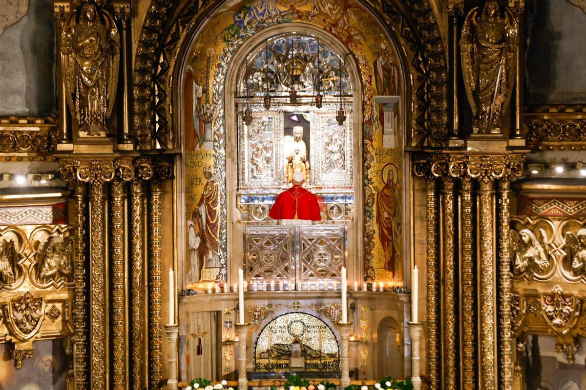 El Papa al cambril, venerant la matge de la Moreneta