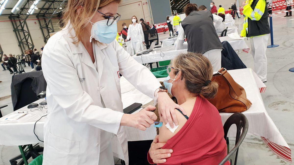 Una sanitaria aplica una dosis de la vacuna contra la COVID-19.