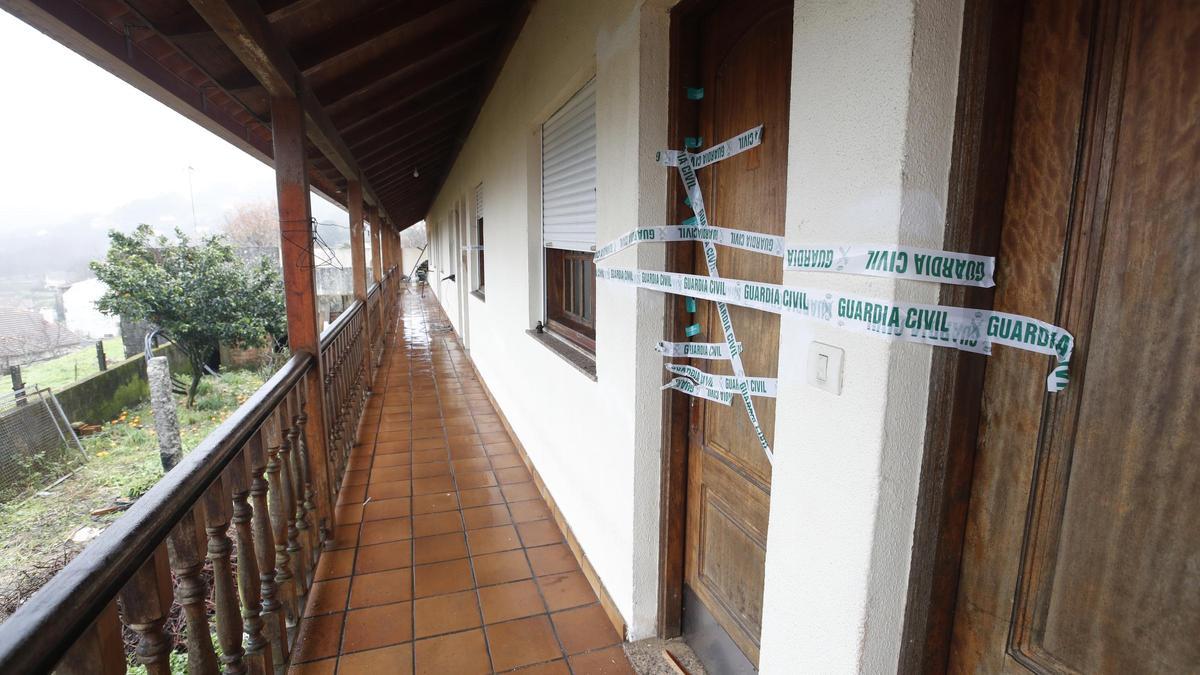 Precinto de la Guardia Civil en la entrada de la habitación donde residía el fallecido.