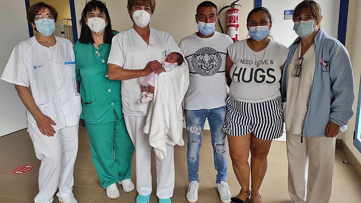 Miembros del equipo sanitario de Tábara con la pequeña Kayla y sus padres. | A. S.