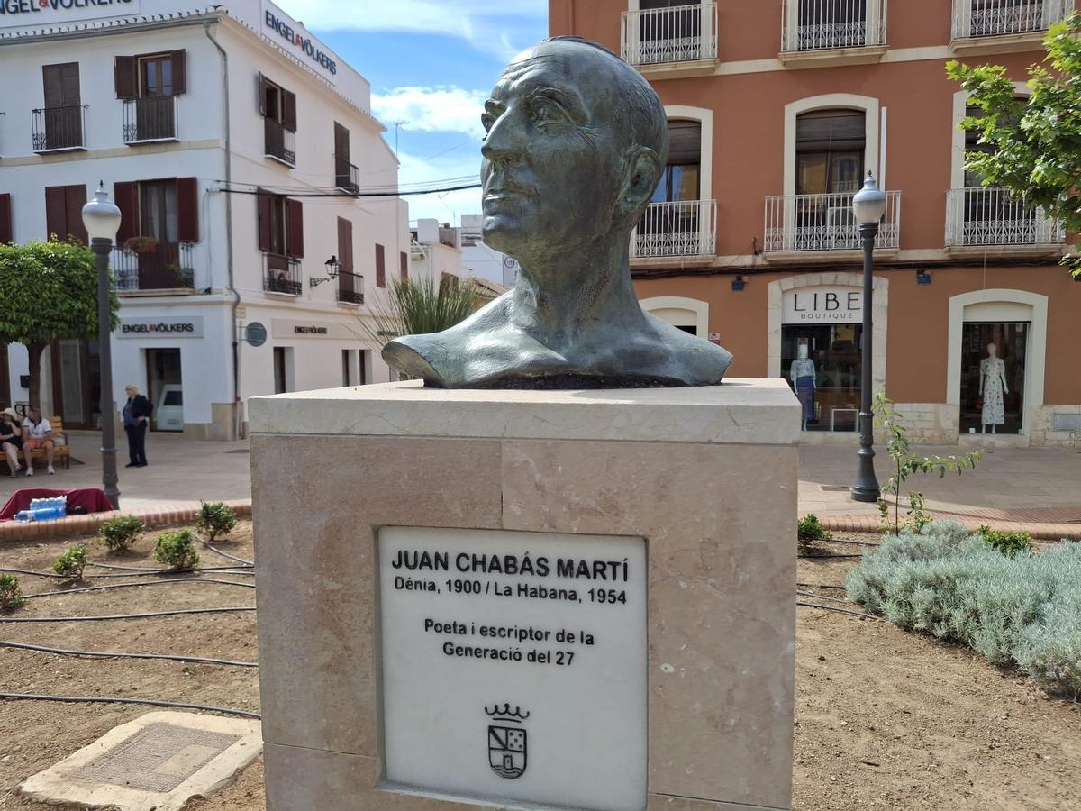 Busto de bronce de Juan Chabás situado en la Glorieta
