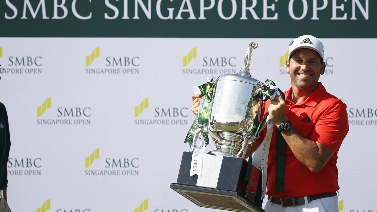 Sergio García levanta el trofeo por su triunfo en Singapur