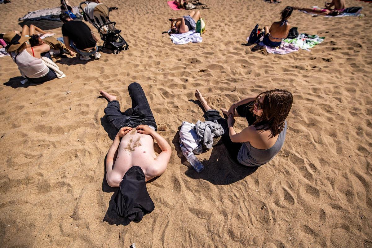 Ambiente de verano en las playas de Barcelona por Semana Santa