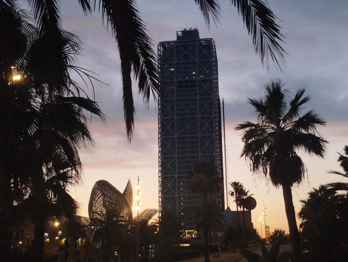 El Hotel Arts, que solo mantiene en funcionamiento las habitaciones de las últimas plantas, esta semana.