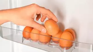 Agitar el huevo al sacarlo de la nevera: el sencillo gesto que te puede ahorrar muchos problemas incómodos