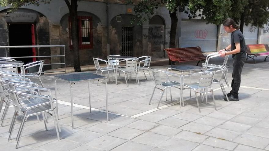 El propietari de L&#039;Arc (abans Maduixa), al carrer de les Campanes, posant la terrassa a la plaça d&#039;Icària, ahir