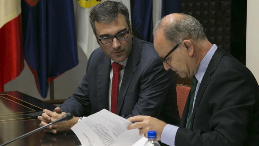 Comisión de presupuestos en el Parlamento de Canarias