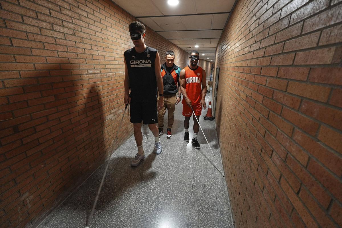 Els jugadors del Bàsquet Girona posant-se a la pell d'una persona cega