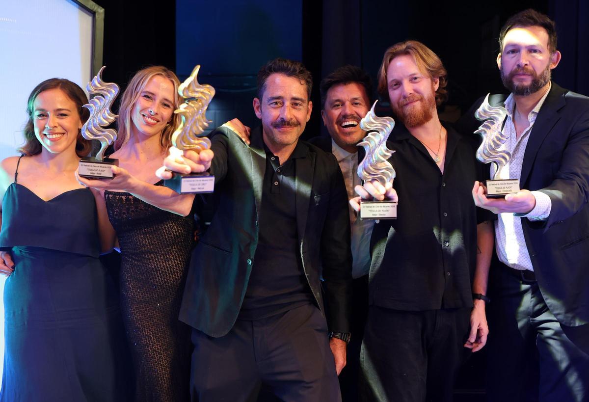 El equipo de "Que vienen los perros" celebra sus tres galardones