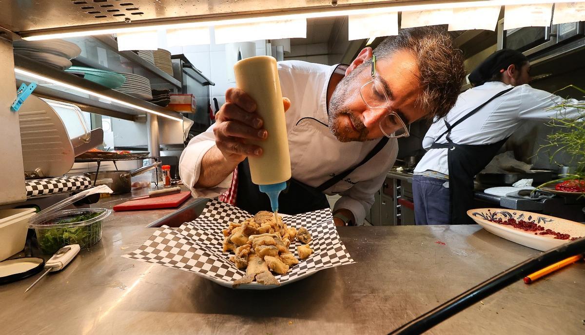 El chef y propietario David Sandín planteó un menú  que combinó tradición e innovación con la  cocina alcoyana como base