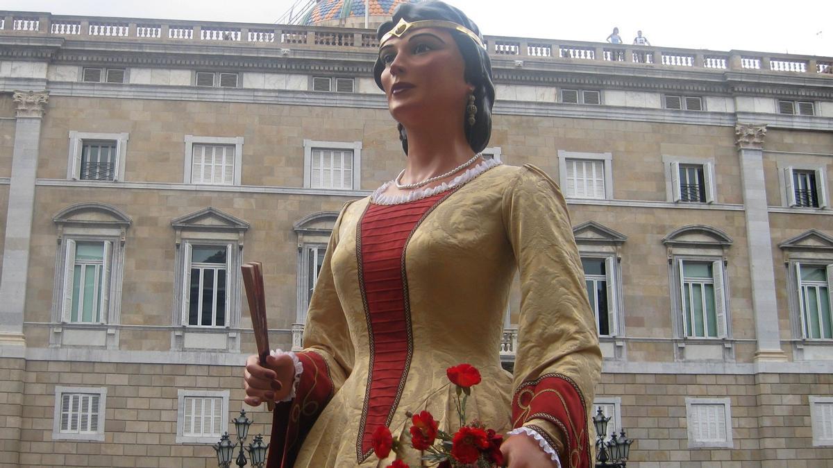 La Geganta Mercè, en la plaza de Sant Jaume de Barcelona.