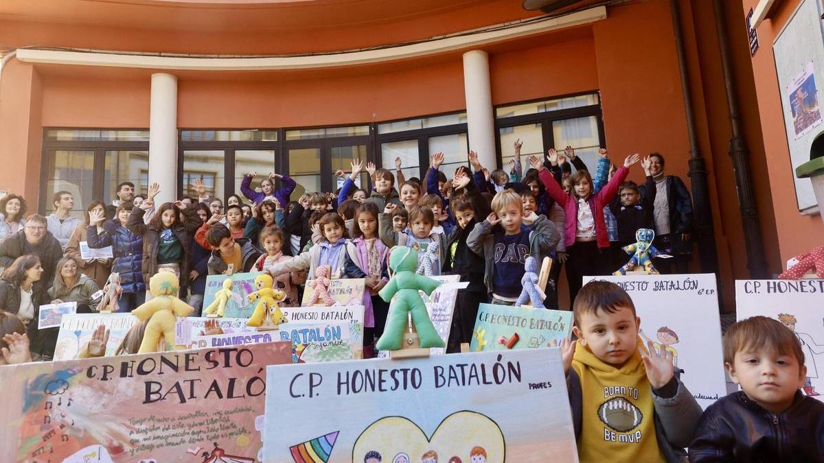 La comunidad educativa del Honesto Batalón, esta mañana.