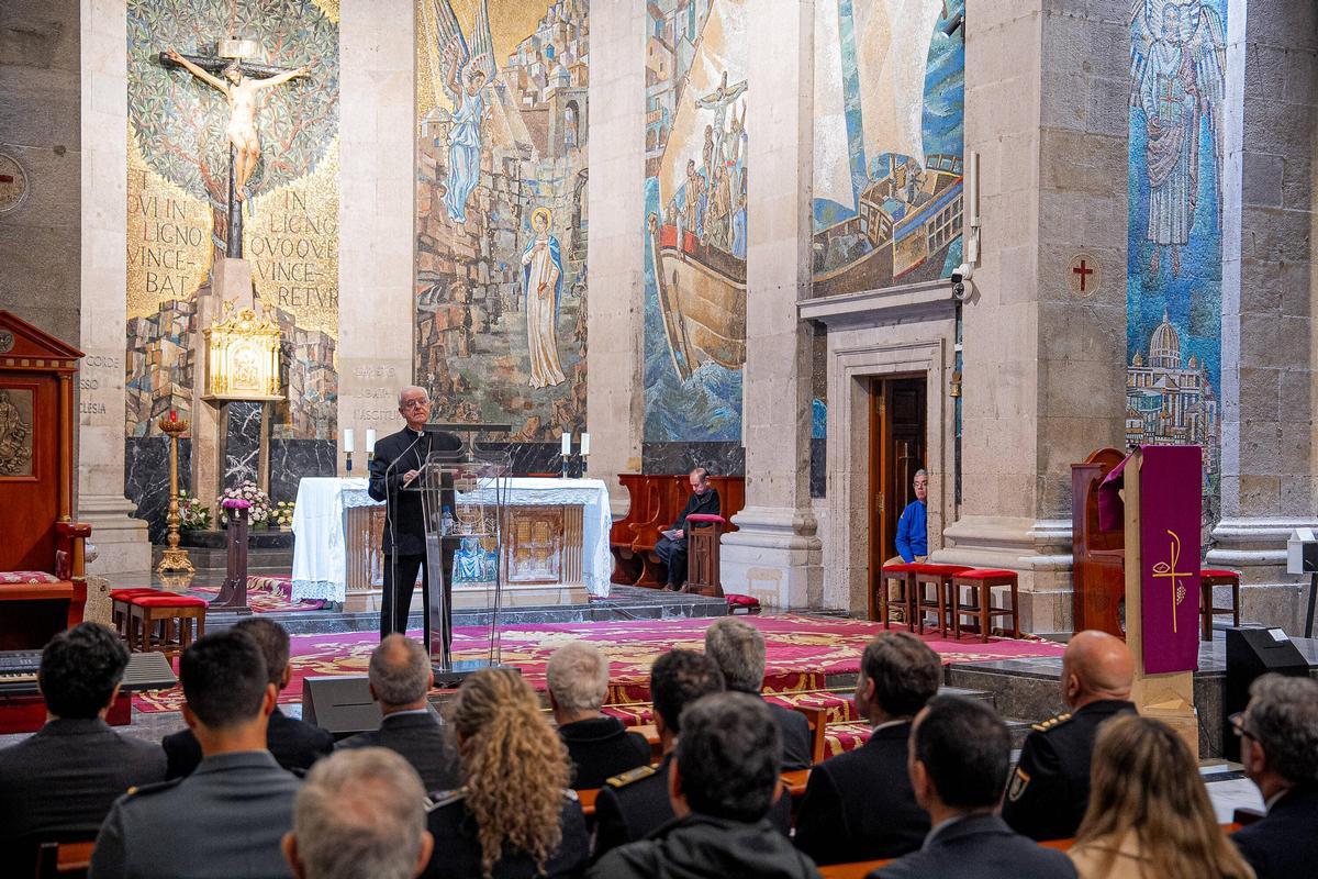 El obispo de Ourense durante la lectura del pregón