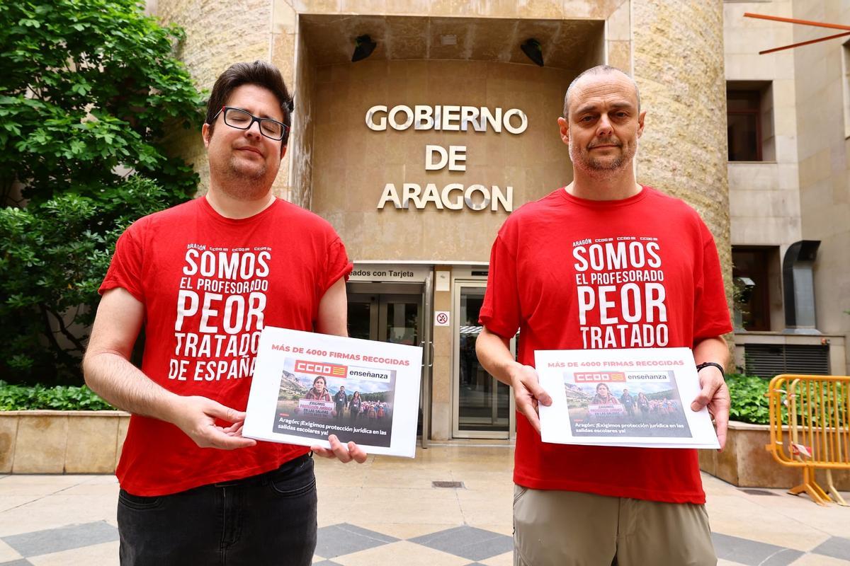 CCOO entrega las firmas recogidas para exigir una norma jurídica que regule las salidas extraescolares en Aragón.