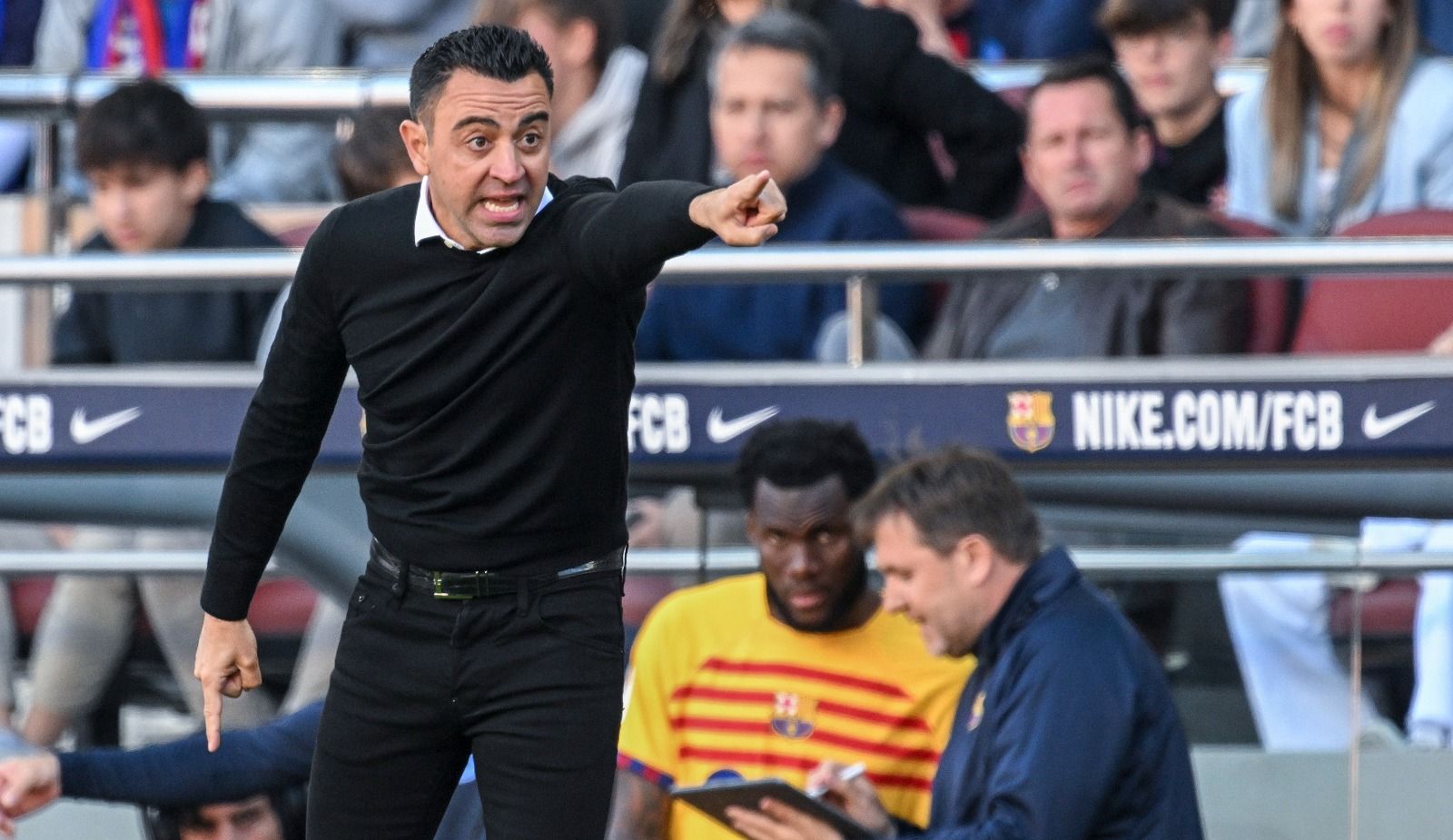 Xavi da instrucciones a sus jugadores durante el Barça-Atlético en el Camp Nou.