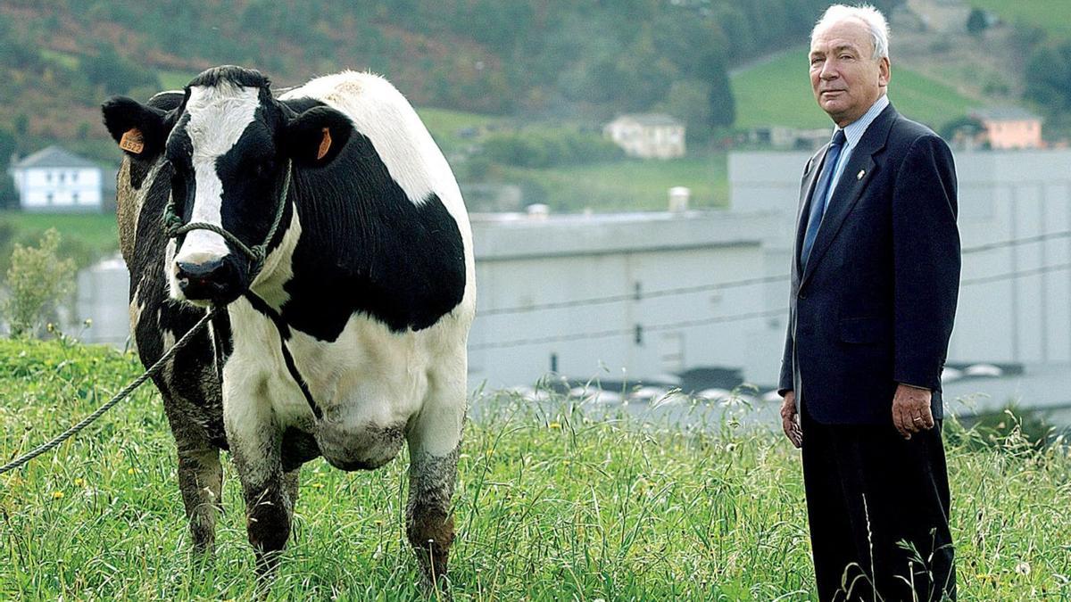 Francisco Rodríguez, con una vaca ante las instalaciones de Ilas en Anleo