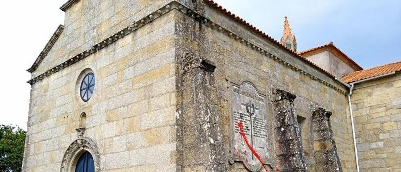 Iglesia de Beluso (arriba) y de Bueu (derecha), ambas con símbolos franquistas. |   // S. ÁLVAREZ