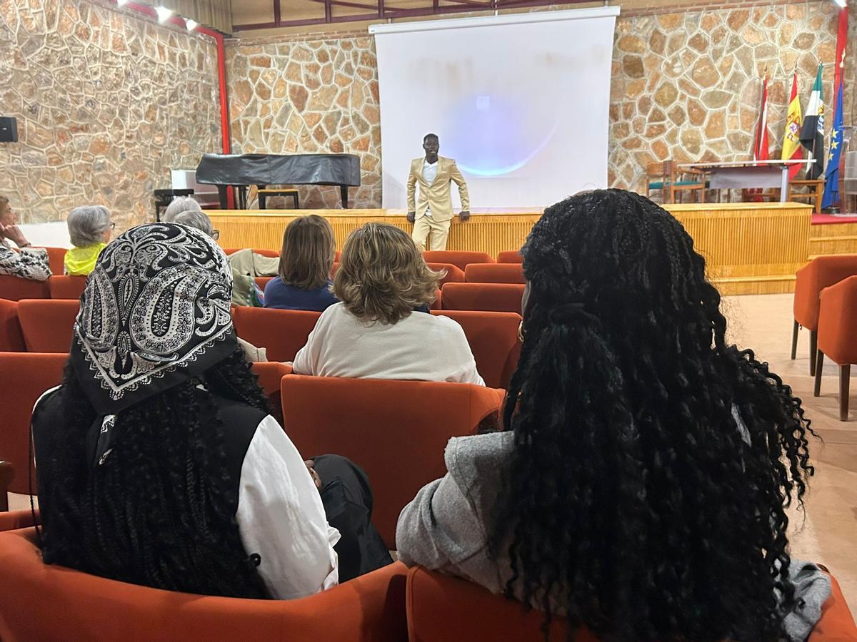 El actor Thimbo Samb en su conferencia frente al público