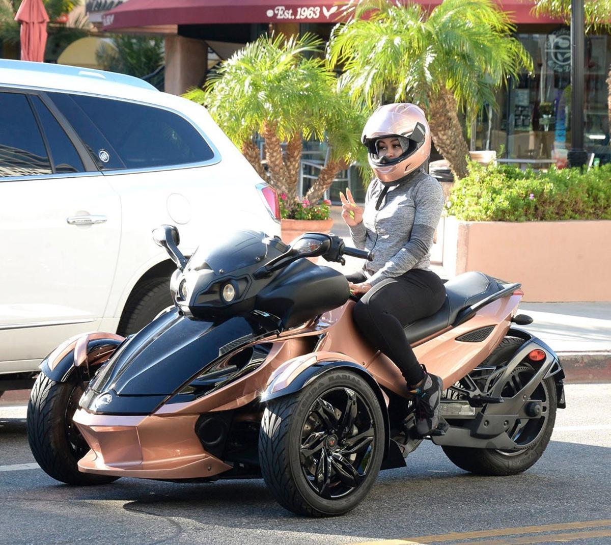 Blac Chyna conduciendo un quad