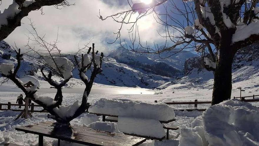 El lago La Ercina, ayer, con su entorno cubierto por la nieve.