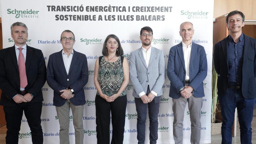 Tomás Melgar, director del aeropuerto de Palma; Juan Pedro Yllanes, vicepresidente del Govern  y conseller de Transició Energètica, Sectors Productius i Memòria Democràtica; Marisa Goñi, directora de Diario de Mallorca; Ferran Rosa, director gerente del Institut Balear d’Energia; Jordi García, VP Digital Energy &amp; Power Products de Schneider Electric y Álvaro Sánchez, climate change manager en grupo Iberostar