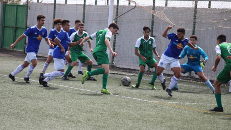 El delantero Roony, del Sobradillo, dispuso de una ocasión clara de gol ante la portería de Alejandro.