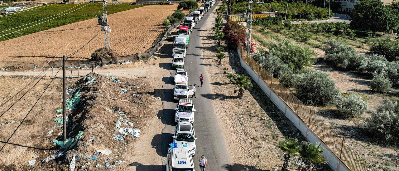 Primeros camiones de ayuda humanitaria por el paso de Rafá.