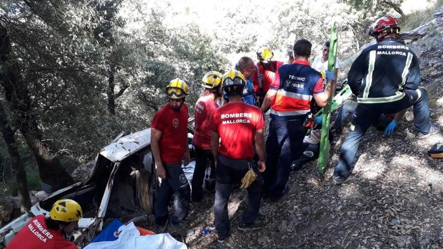 Rescatan a un motorista herido tras caer por un desnivel de diez metros en la Serra