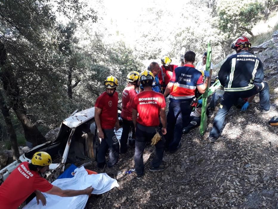 Rescatan a un motorista herido tras caer por un desnivel de diez metros en la Serra