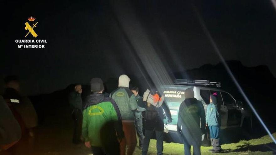 Rescatan de madrugada a cuatro senderistas portugueses con síntomas de hipotermia perdidos en la montaña de Cáceres