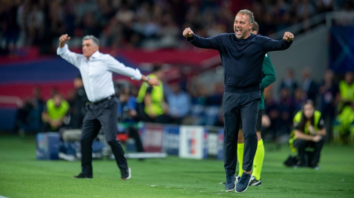 Flick celebra el gol mientras Mendilibar, al fondo, muestra su enfadox