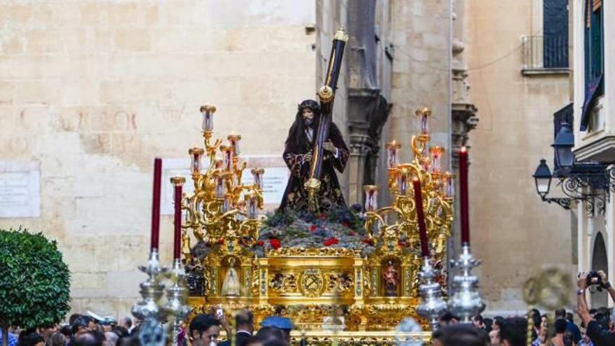 La imagen del Cristo de la Caída, que no deja de sumar costaleros, durante su recorrido por las calles ilicitanas.