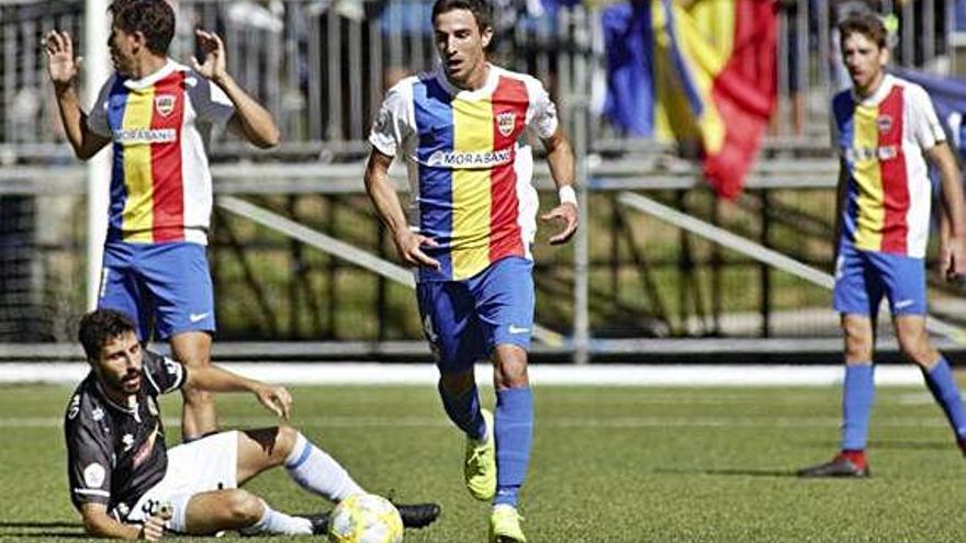 Oriol Dot (centre) en un partit d&#039;aquesta temporada amb el FC Andorra